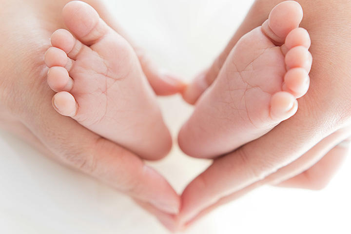 柔らかい赤ちゃんの足